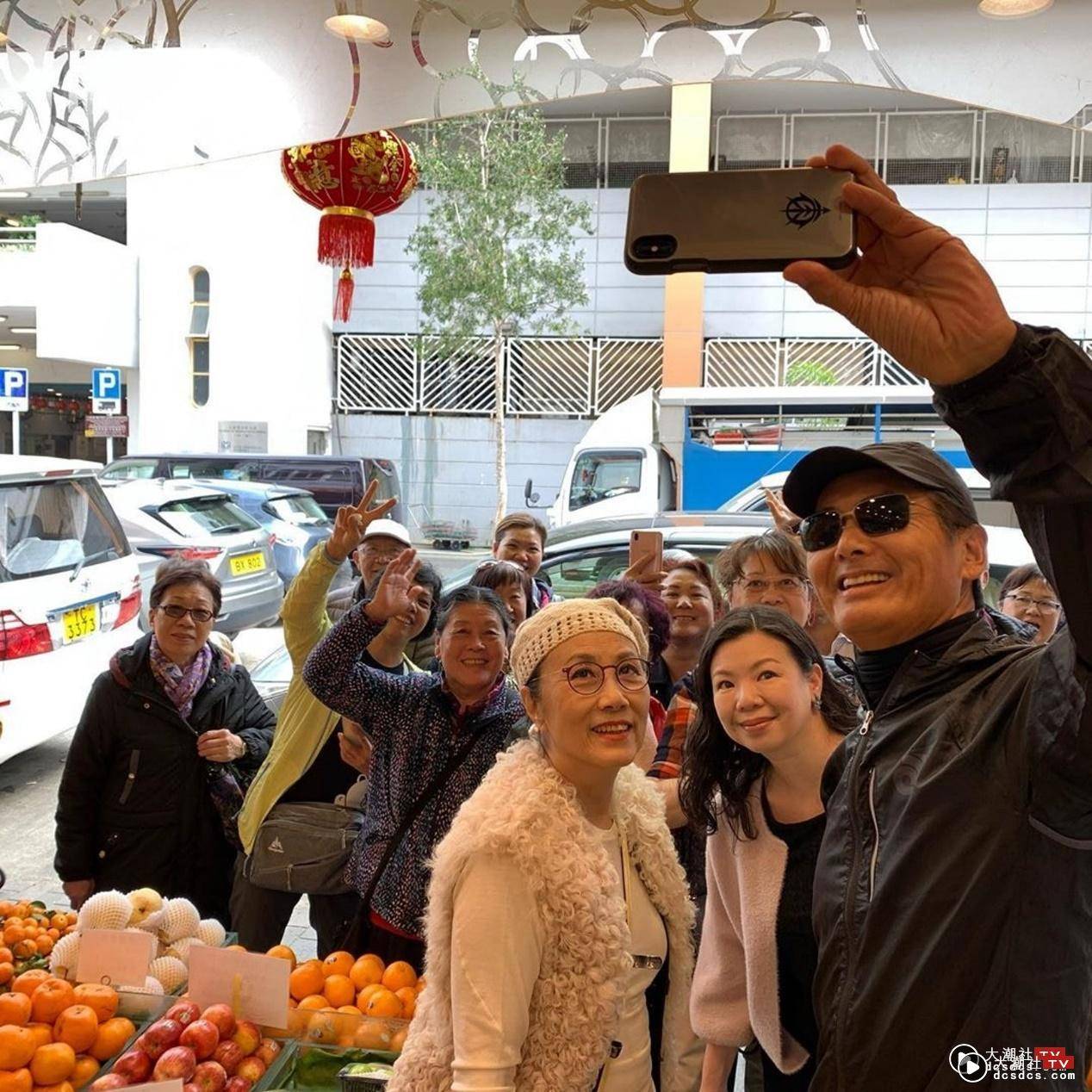 今年1月，汪明荃在农历新年前到九龙城街市办年货，遇到周润发。 (汪明荃instagram相片)